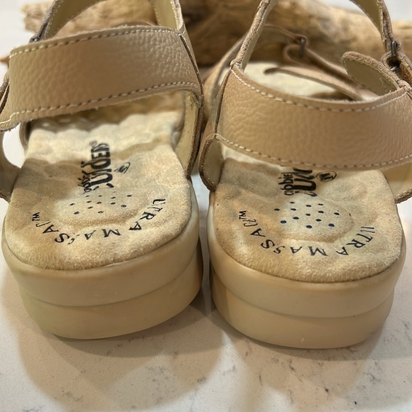 Cobbie Cuddlers  Comfort Velcro cream colored sandals size 9 - Picture 11 of 16